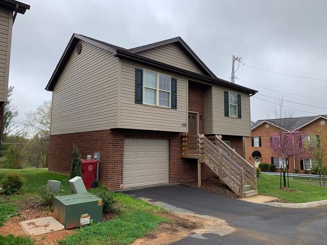 Building Photo - 2 Bedroom / 2 Bath Johnson City, TN 37604