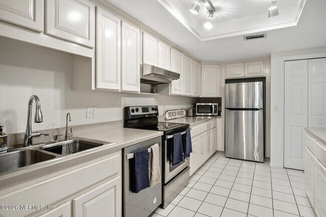 8012 Hollyridge Rd Unit 17U