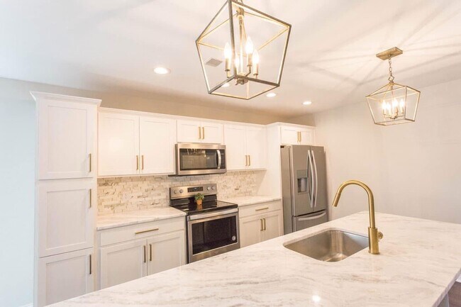 Photo - 952 Auckland Ave