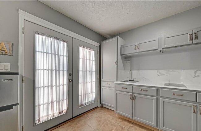 Building Photo - 13102 Richmond Ave.