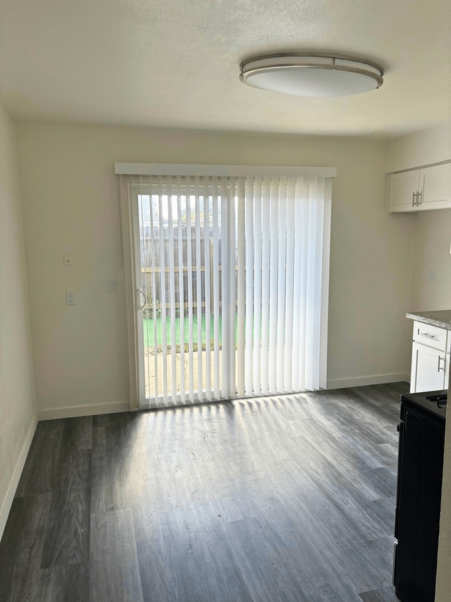 Photo - 210 S Newhope St.