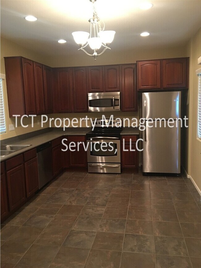 Upgraded Beautiful 3 bedroom 2.5 bath townhouse in The Cottages