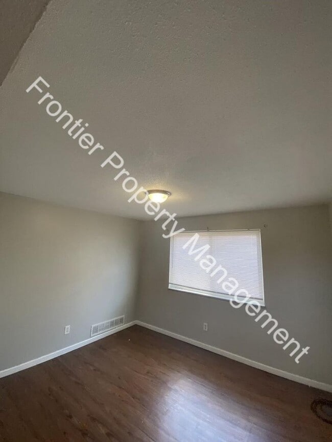 Building Photo - One bedroom apartment off HAMPTON! Unit 2140 Hampton Ave #210