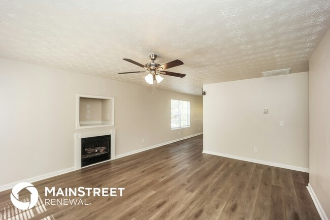 Photo - 1479 Steam Engine Way NE