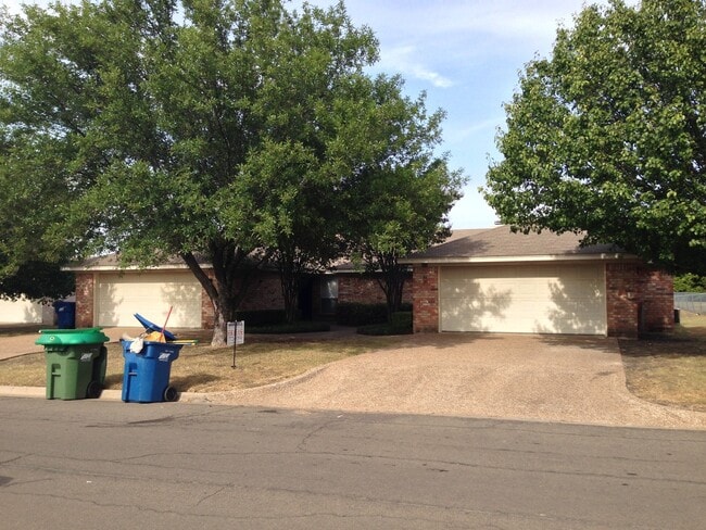 Building Photo - Duplex