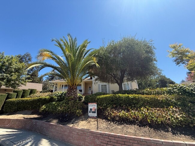 Building Photo - Stunning three-story home located in the c...