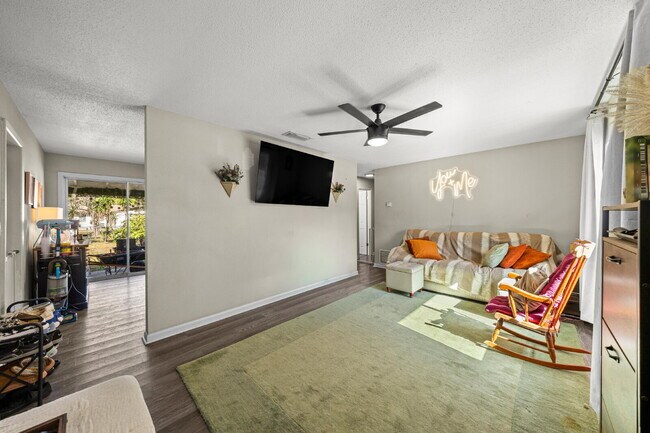 Photo - Cozy, fenced 2BR, 1.5BA in NE