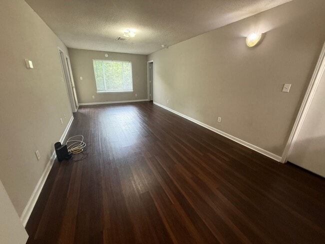 Building Photo - 4 Bed 4 Bath Condo near NCSU! Available late July, includes utilities!