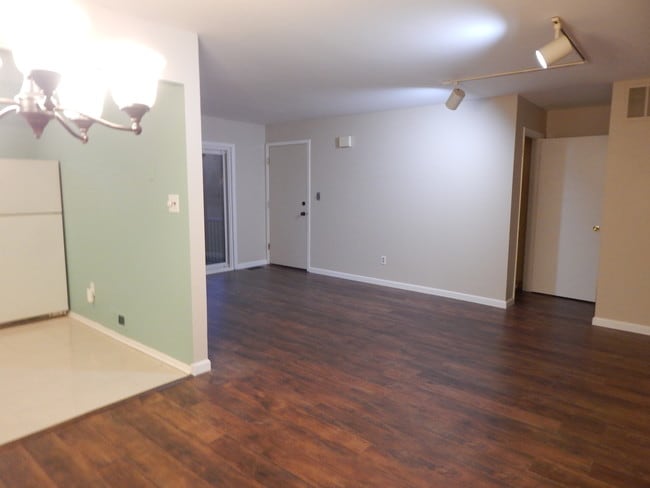 Building Photo - 1103 Normandy Ct Unit 1103