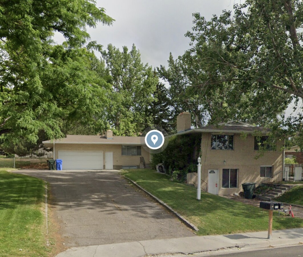 Main Unit of Triplex top back with 2 car garage - 1617 Monte Vista Dr House
