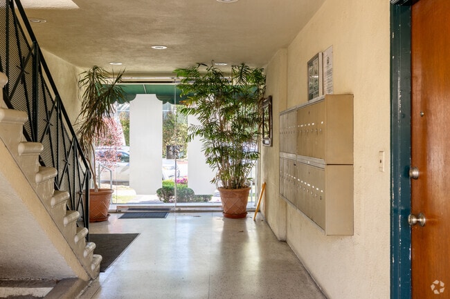 Estudio - 439SF - Lobby - 8130 Norton Avenue Apartments