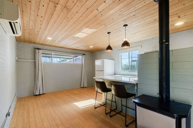 Building Photo - Incredible Studio-like 1Bed 1Bath home located near UofA Maincampus!