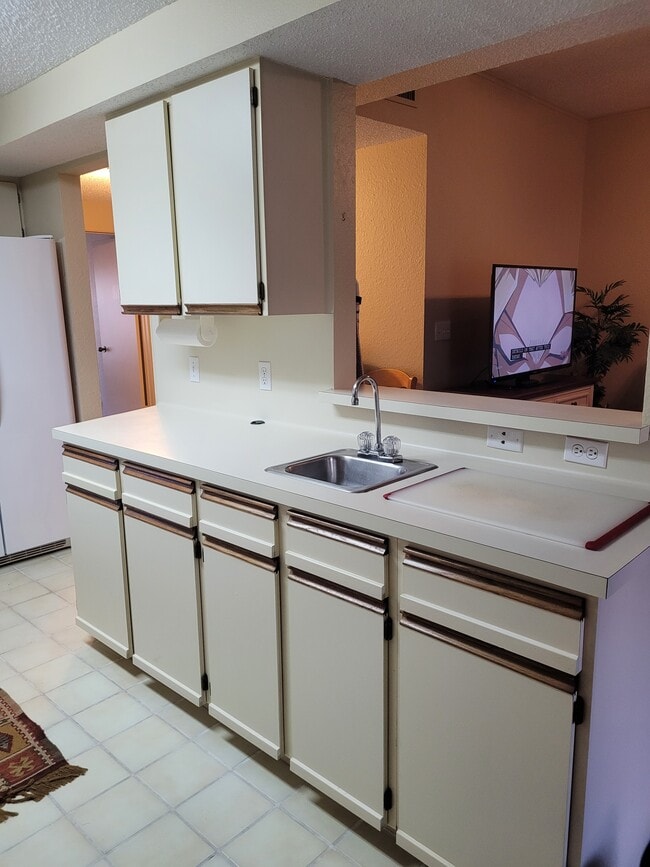 Photo - 210 Oak Bay St