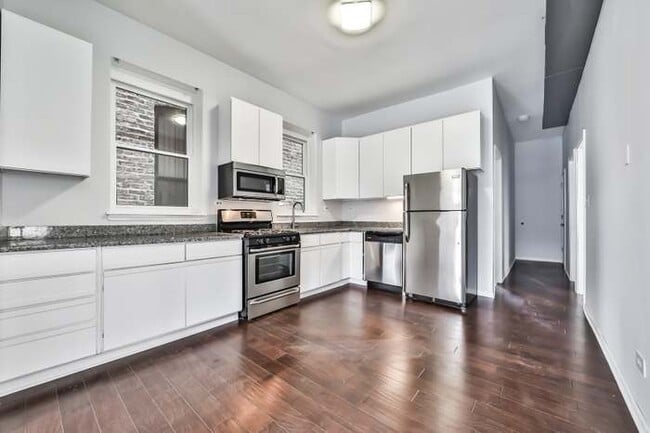 Building Photo - 1225 W Erie St Unit 2