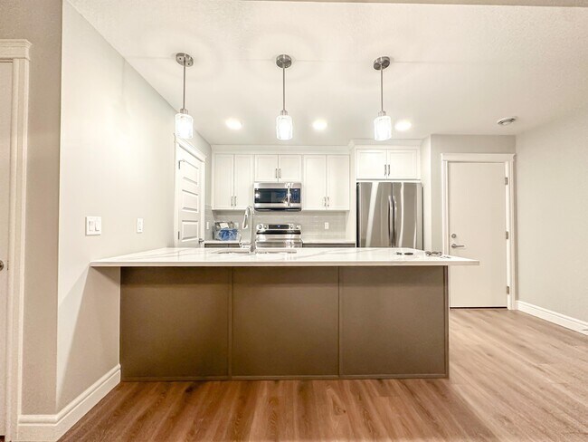 Photo - 19661-19648 48 St SE