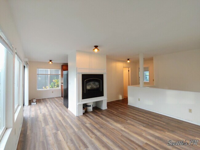 Photo - "Spacious 3-Bed Oasis with 2 Full Baths in Prime Seattle Location – 1800 Sq Ft of Comfort!" Unit B