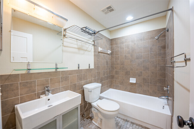2BR, 1BA - 910SF - Bathroom - Casa Corsicana