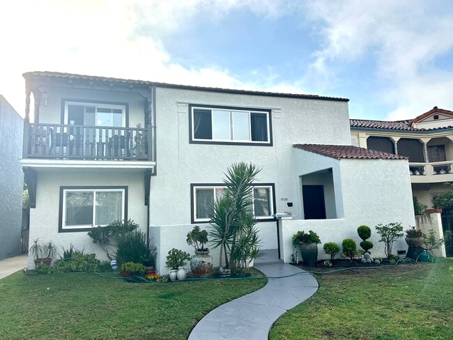 Building Photo - 1050 S Hayworth Ave