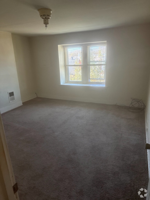 Building Photo - 940 E Locust Ave Rental