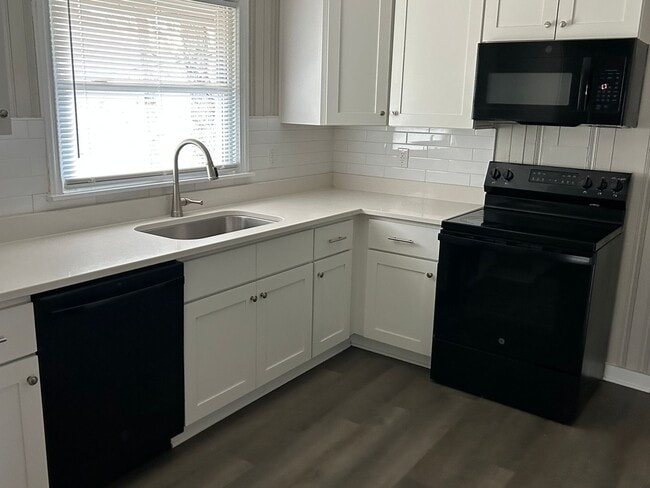 Photo - 4955 Deland St