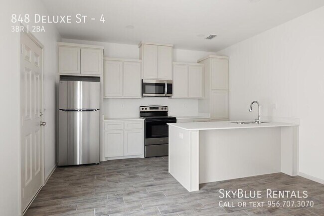 Building Photo - 848 Deluxe St Unit 4