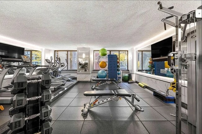 Photo - 245 E 44th St Unidad 6F