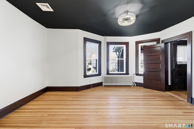 Photo - 198 Oxford St