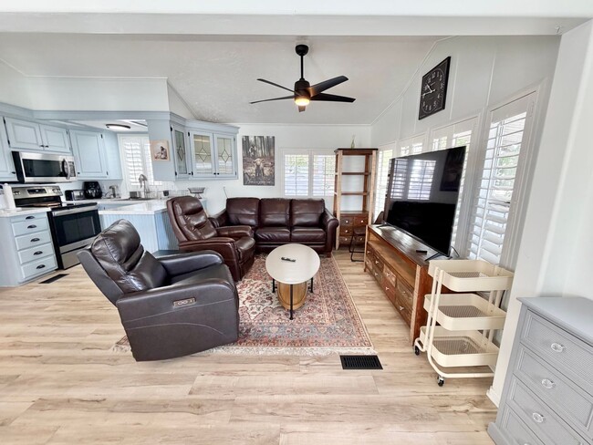 1150 W Red Hills Pkwy