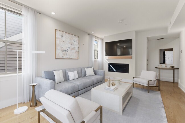 Photo - 447 W 4th St