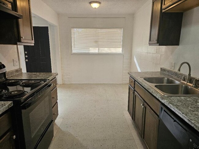 Photo - 410 E 9th St