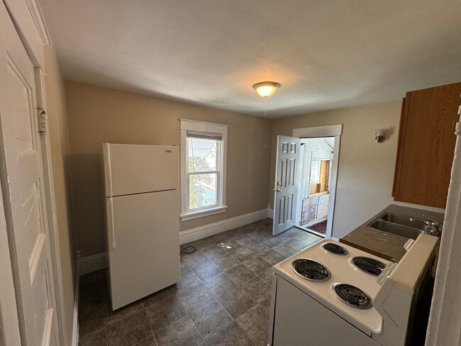 Building Photo - 1938 W 4th St Unit 1938 2nd Floor