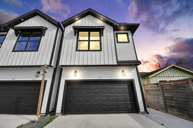 Building Photo - 127 E 38th St