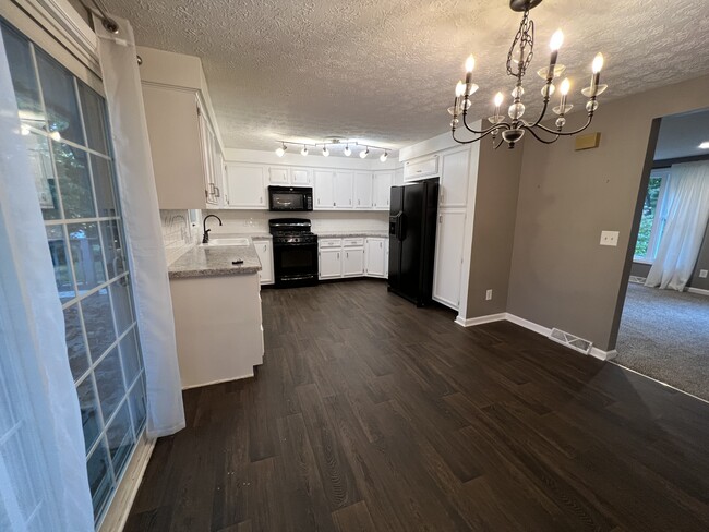 Kitchen - 662 River Rd