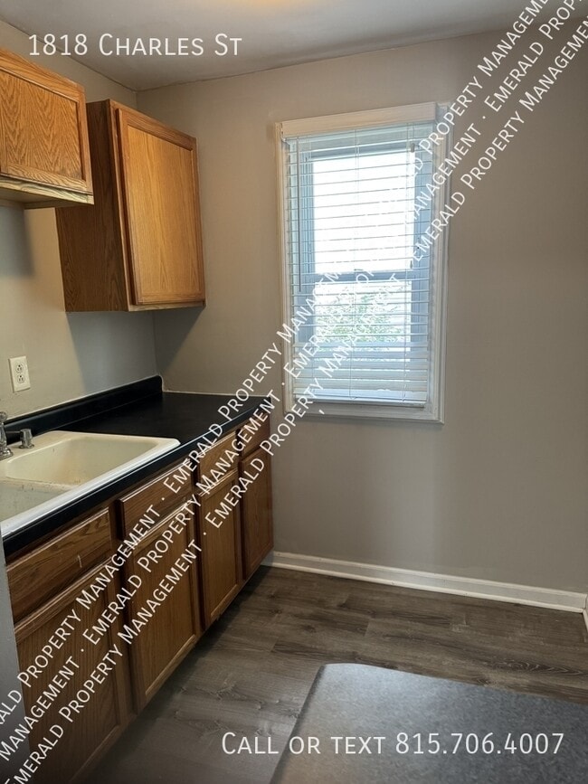 Photo - 1818 Charles St