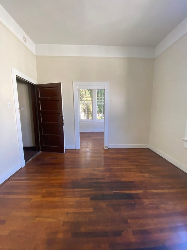 Photo - 2BD/1BA with natural light, hardwood floor... Unidad A