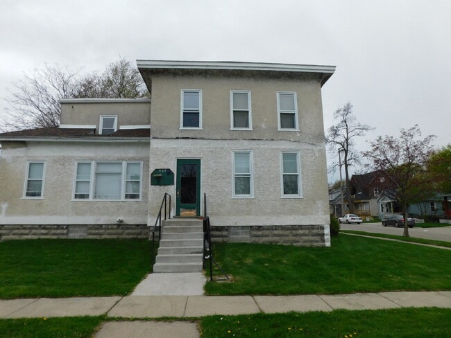 Building Photo - Clean and Move in Ready, Great Location Unit 2