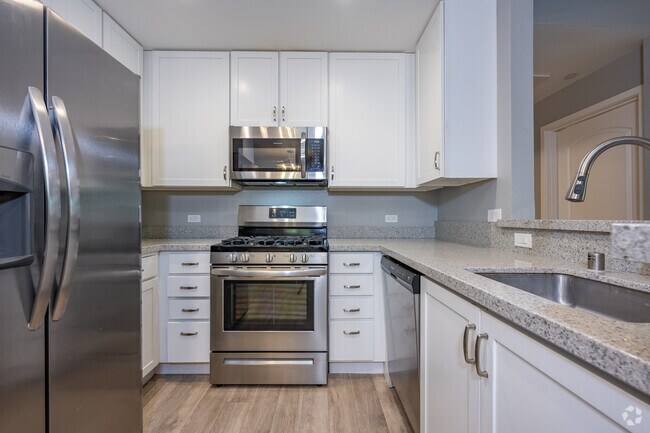 2BR, 2BA - 946SF - Kitchen