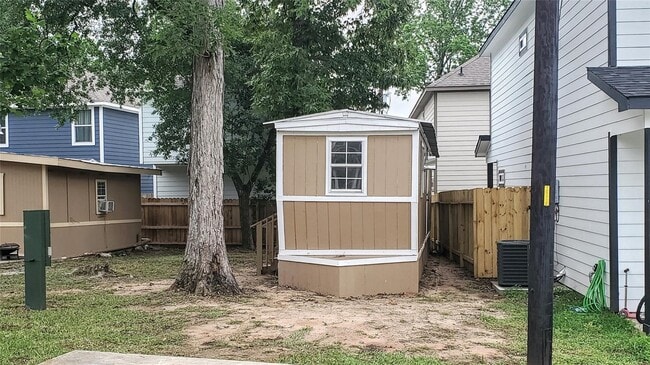 Building Photo - 16705 Meadowcroft St