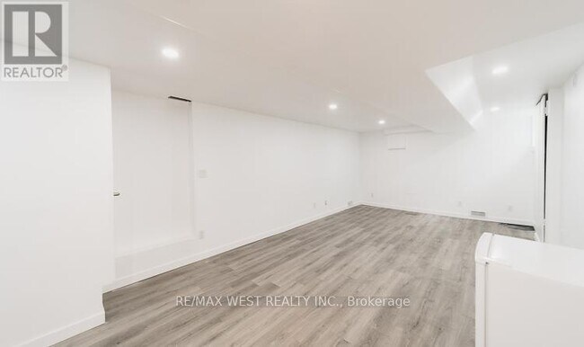 Photo - 975 Broadview Ave Unit Lower