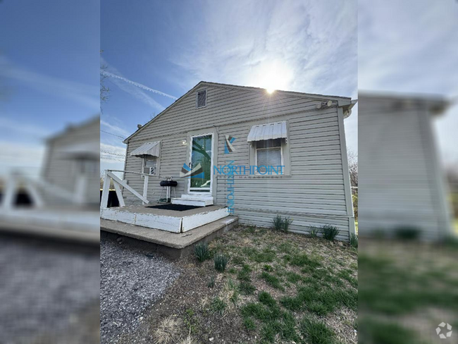 Building Photo - 6131 NE Vivion Rd Unit APT A