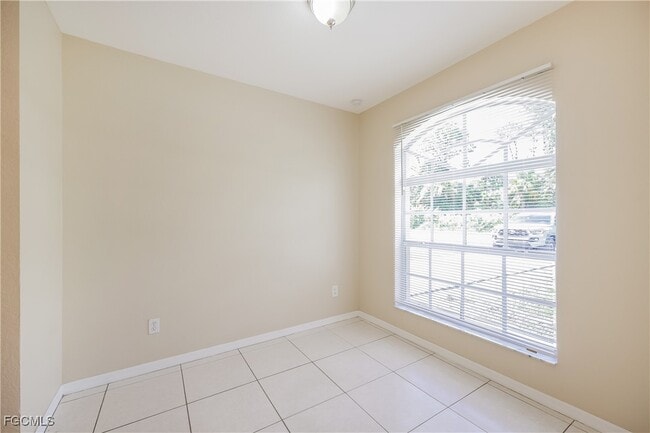 Photo - 1016 Bagget St E