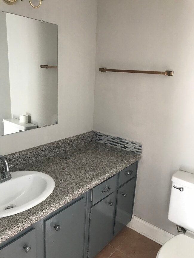 1/2 baño - 5589 Gates Cv Unidad 5589