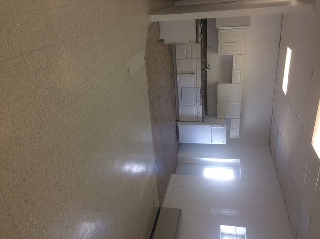 Building Photo - 208 Center St