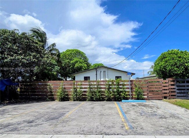 Building Photo - 4151 SW 19th St Unit 2