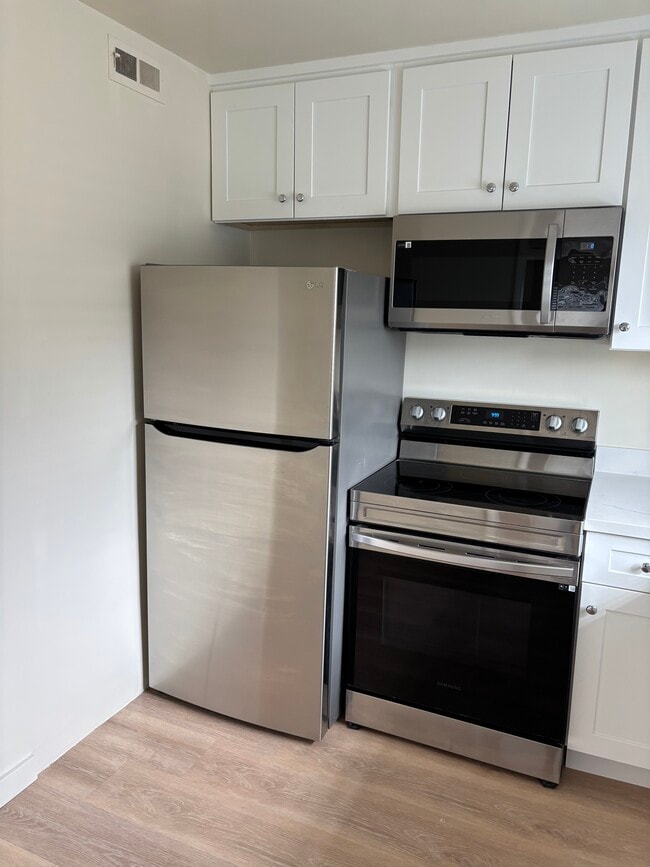 Stainless appliances - 912 Roosevelt St Unit 912 Roosevelt Street