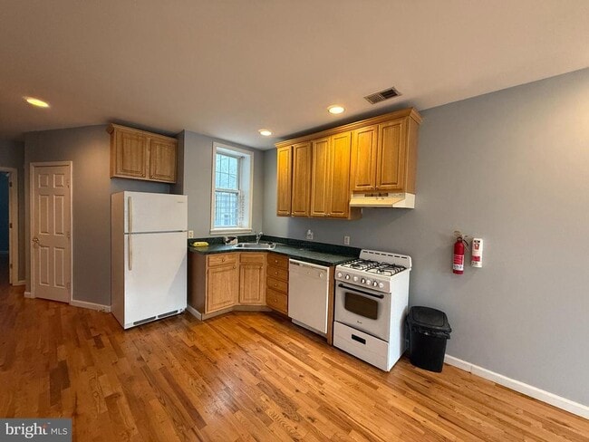 Building Photo - 1543 W Thompson St Unit 1