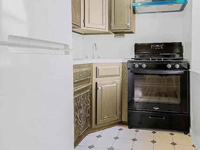 Building Photo - 186 W 80th St