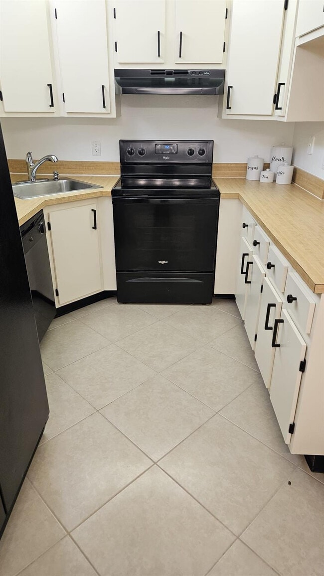 Building Photo - 721 Sunny Pine Way Unit G2