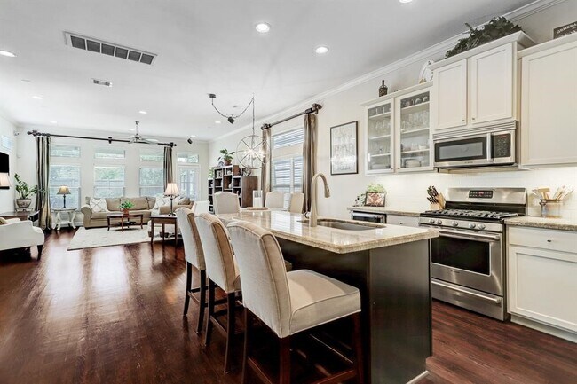 Photo - 5805 Larkin St