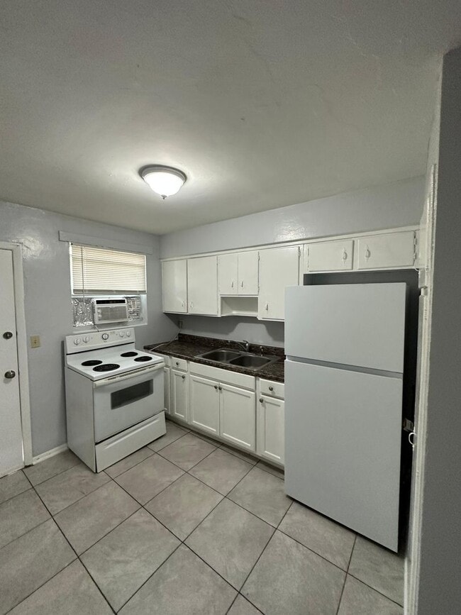 Building Photo - 2020 Palafox St Unit 4